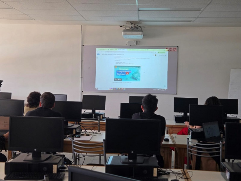 imagen Se presentó un proyecto para evaluación y certificación de Entornos Virtuales de Enseñanza y Aprendizaje (EVEA) entre el SIED, la FFyL y la FAD