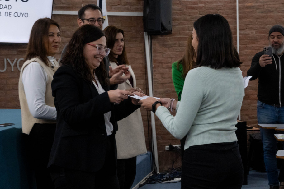 imagen "Una educación sin distancias" la UNCuyo reconoció el trabajo colectivo que consolidó su SIED y entregó diplomas de posgrado
