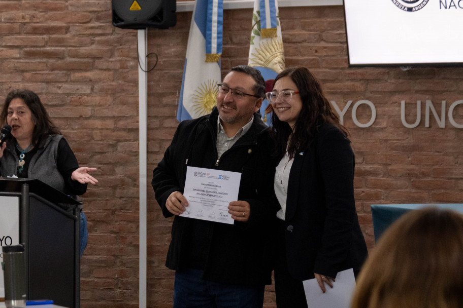 imagen "Una educación sin distancias" la UNCuyo reconoció el trabajo colectivo que consolidó su SIED y entregó diplomas de posgrado