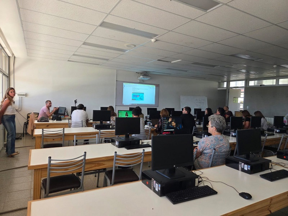 imagen Se presentó un proyecto para evaluación y certificación de Entornos Virtuales de Enseñanza y Aprendizaje (EVEA) entre el SIED, la FFyL y la FAD