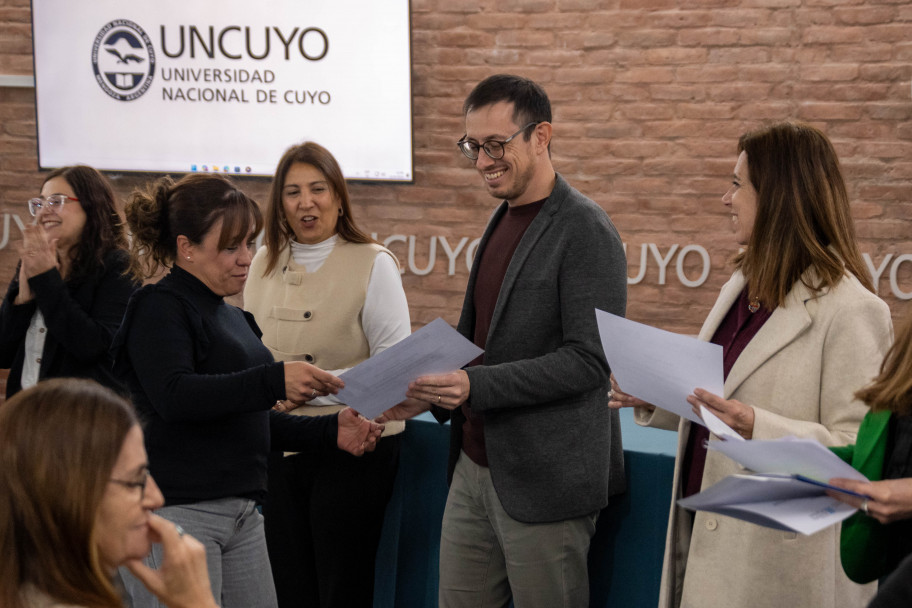 imagen "Una educación sin distancias" la UNCuyo reconoció el trabajo colectivo que consolidó su SIED y entregó diplomas de posgrado