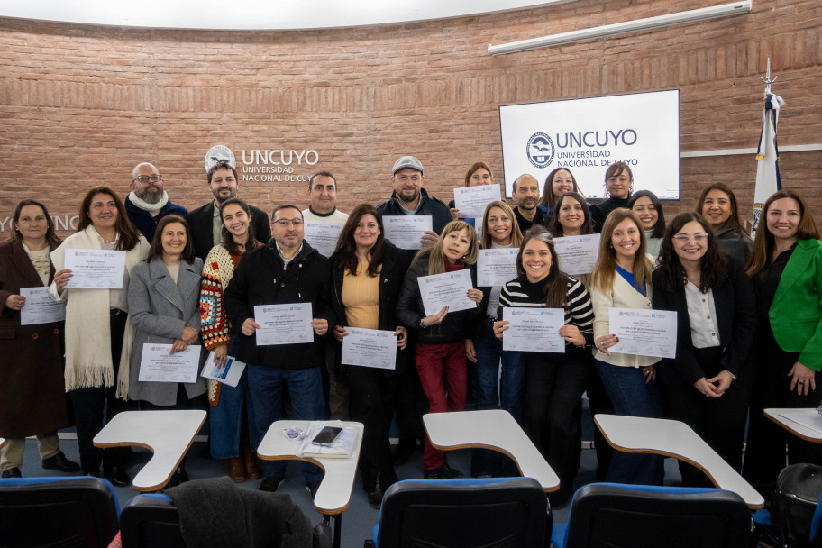 imagen "Una educación sin distancias" la UNCuyo reconoció el trabajo colectivo que consolidó su SIED y entregó diplomas de posgrado