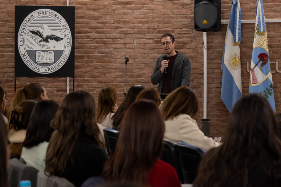 imagen "Una educación sin distancias" la UNCuyo reconoció el trabajo colectivo que consolidó su SIED y entregó diplomas de posgrado